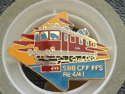 Insigna tren SBB CFF FFS Re 4/4 / locomotiva /pin transport foto