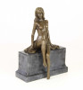 Femeie-statueta din bronz pe un soclu din marmura FA-53, Nuduri