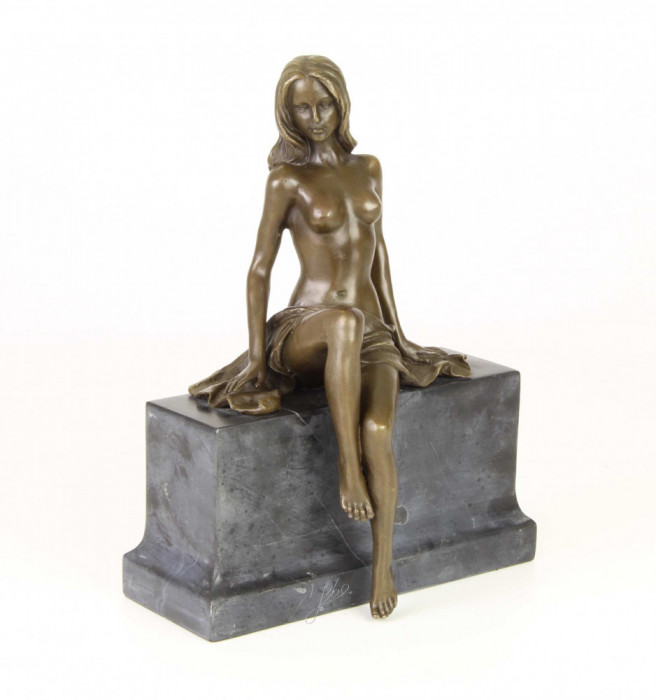 Femeie-statueta din bronz pe un soclu din marmura FA-53