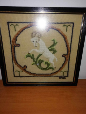 Tablou cusut brodat broderie veche inramata lucrat manual zodia horoscop capricorn rama lemn sticla foto