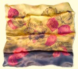 Batic / esarfa, material matasos foarte placut la atingere, culori tomnatice, design cu flori tip pictura, 64x66cm