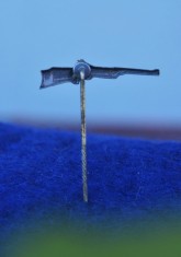 Insigna, brosa, insemn de vanator, tir sportiv - pusca