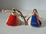 Set 2 păpuși miniatură din material textil - artizanat rom&acirc;nesc perioada comunistă (5 cm)