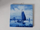 Placa ceramica faianta Delft blue / albastru, decor cu vas pe mare, barca, peisaj olandez