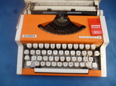 masina de scris portabila Olympia traveller de luxe foto