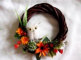 Coronita Handmade cu Bufnita si Flori Artificiale, Decorativa, Diametru 25cm