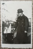 Barbat cu fetita in landou, perioada interbelica// fotografie