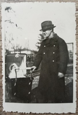 Barbat cu fetita in landou, perioada interbelica// fotografie foto