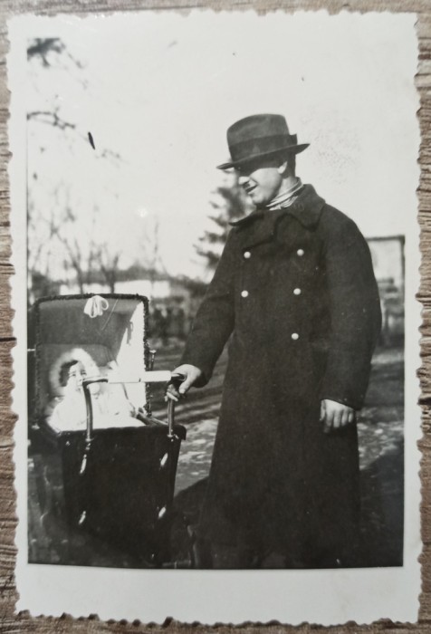 Barbat cu fetita in landou, perioada interbelica// fotografie