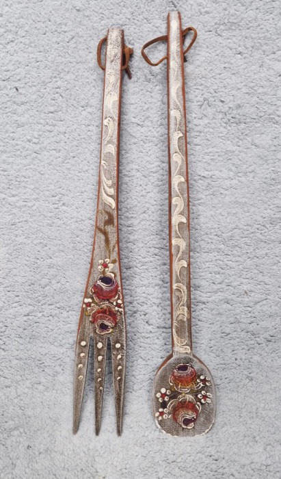 vtg set decorativ Lingura si Furculita Lemn Pictat manula rustic 55 cm.