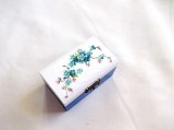Cutie flori albastre si flori rosii, cutie lemn 35523