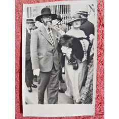 Fotografie tip carte postala, barbat si femeie, cu palarii, perioada interbelica