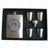 Set plosca cu palnie si 4 pahare din metal is cutie eleganta. cu decor embosat &ndash; Prune