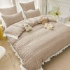 Lenjerie Pat Dublu Creponata Finet 6 Piese Bej Banda Alba Jojo Home - Cearceaf fara Elastic, Pilota 200x230cm, 4 Fete Perna