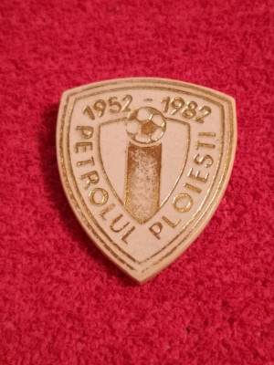Insigna fotbal - FC PETROLUL PLOIESTI (aniversare 30 ani 1952/1982) foto