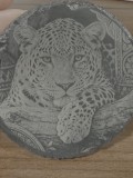 Suport de pahar decorativ din ardezie, gravat laser &ndash; Leopard | Cadou decorativ - CADOU INCLUS: Suport din lemn decupat cu laser.