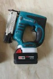 Adaptor acumulator Milwaukee M18 la corp Makita 18v LXT