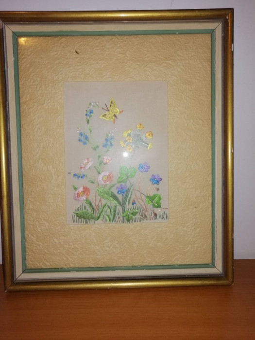 Tablou brodat cusut broderie veche inramata lucrata manual floral flori roz labastru si fluture broderie cu fir de matase rama lemn, sticla protectie