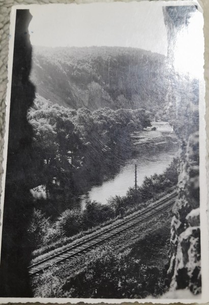 Fotografie tip carte postala, linie de tren prin munti, Romania, perioada interbelica