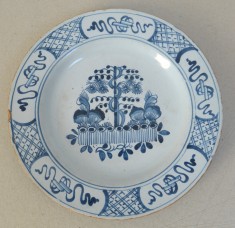 Farfurie de Bristol Anglia cca 1740-50
