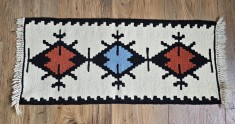 COVORAS VINTAGE MICUT TESUT MANUAL DIN LANA