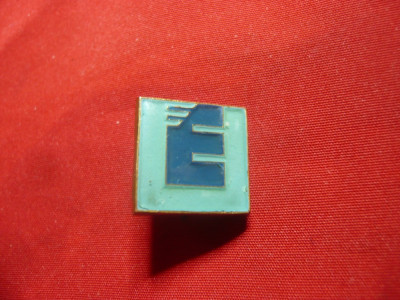 Insigna -litera E , metal si email , h= 1,5cm foto