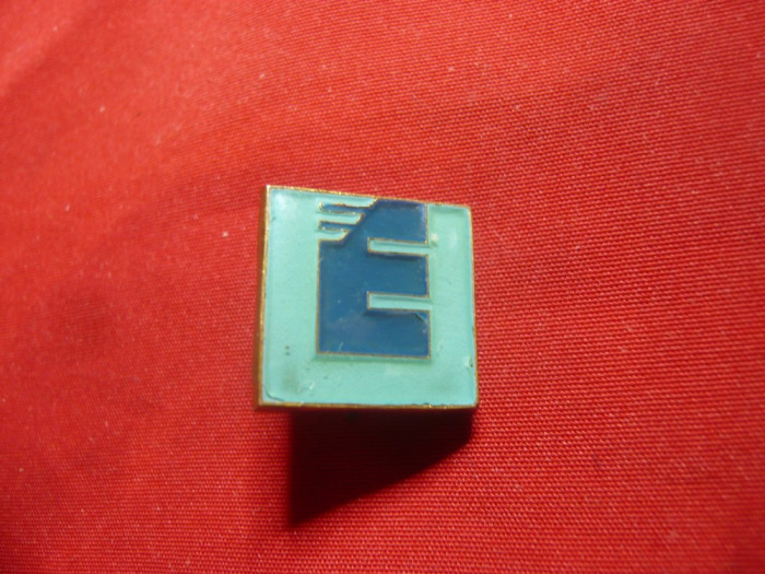 Insigna -litera E , metal si email , h= 1,5cm