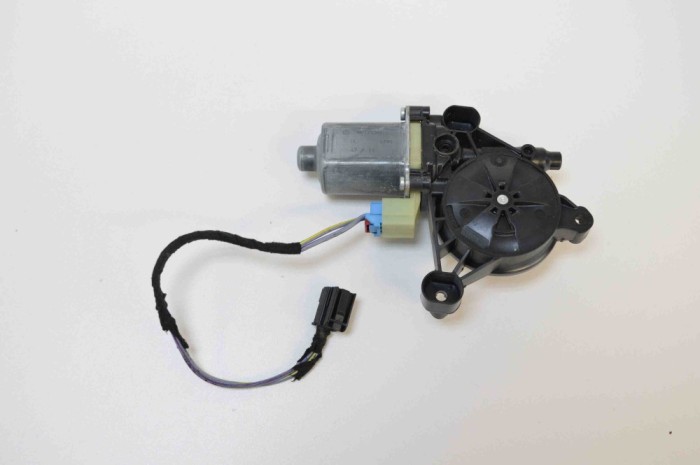 Motor macara geam ușă dreapta față AUDI A3 Limousine 8VS, 8VM 2013 OEM: 5Q0959801B 2283152