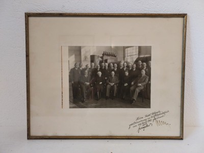 Tablou Vintage Foto de grup dedicat Herr Karl Colmar 1949 Inscriptie Germana Rama Metalica Bronzata Colectie Istorie Personala Memento 23x29cm foto