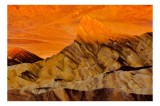 Tablou Canvas, "Fascinația st&acirc;ncilor sub apus radiant", Auriu, Strălucitor, Munți, Peisaj, Arid, Dramatic, Texturi, Natură, 39 x 26 cm, CMCLASS