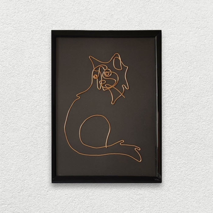 Tablou pisica relaxata, din fir continuu de sarma placata cu aur, 13&times;18 cm