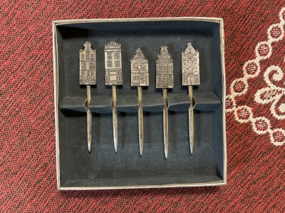 Set de cinci furculite argintate Old Amsterdam prevazute pentru branzeturi foto