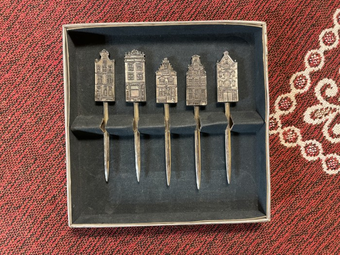 Set de cinci furculite argintate Old Amsterdam prevazute pentru branzeturi