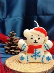 Lumanare Parfumata Ursulet cu Caciula si Fular , Fulgii de Zapada Pictati Manual, 8x7cm, 80g