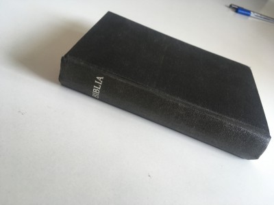 BIBLIA CORNILESCU( CU TRIMETERI) TIPARITA LA LONDRA 1968-FORMAT MIC 16 X 10,5 CM foto