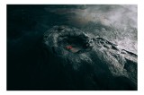Tablou Canvas, "Focul ascuns sub crustă &icirc;ntunecată", Nor, Cenușă, Păm&acirc;nt, Fum, Lavă, &Icirc;ntuneric, Mister, Fierbinte, Erupție, Crater, 39 x 26 cm, CMCLAS