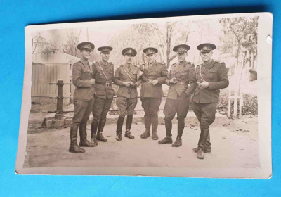 Fotografie veche tip carte postala ofiteri romani - tinuta de campanie anii 1930 foto