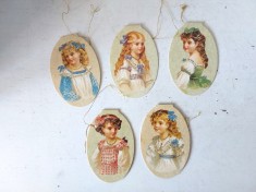 Lot 5 ornamente vintage carton stil Victorian, imagini fete, 9x6cm, decoratiuni brad retro / etichete cadou, colectie