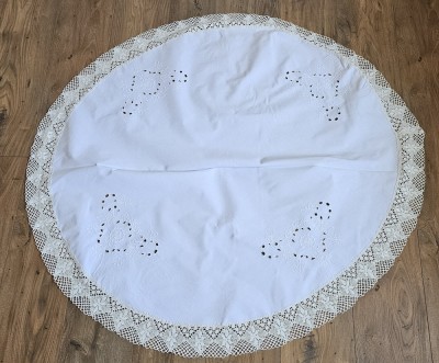 FATA DE MASA CIRCULARA VINTAGE DIN BUMBAC CU MODEL BRODERIE SI MARGINI CROSET foto