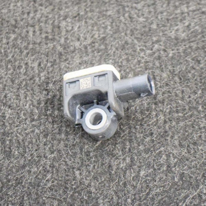 Senzor de impact dreapta față MERCEDES-BENZ A W176 2015 OEM: 56054085AA,A1668210151 10643322