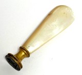 sigiliu(stampila) de ceară antic din alamă aurită cu maner din sidef