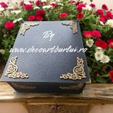 Cutie decorativă cu ornamente aurii