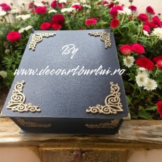 Cutie decorativă cu ornamente aurii