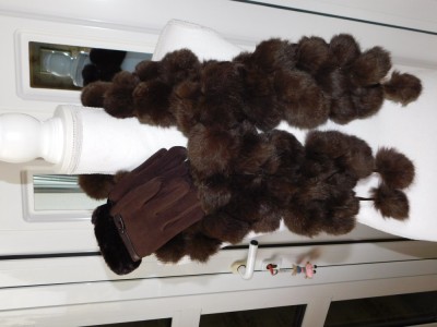 Esarfa noua blana iepure , manusi noi asortate foto