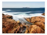 Tablou Canvas, "P&acirc;nza timpului peste st&acirc;ncile marine", Roșu, Piatră, Ocean, Valuri, Cer, Insulă, Lumină, Linie, Orizont, Calm, Contrast, Textură, 39 x