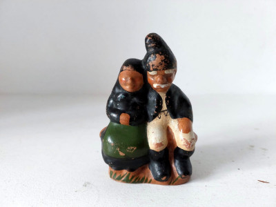 Figurina ceramica lut, cuplu de batrani, mosi, tarani, 5x7.5cm, veche, roman foto