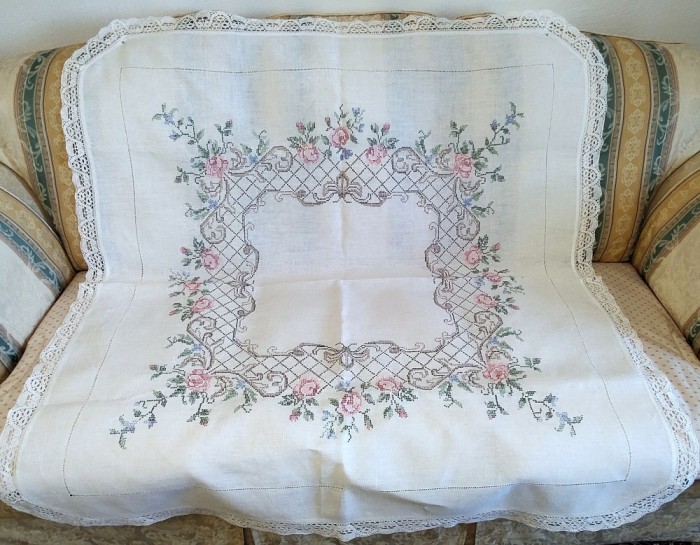 Fata de masa Vintage din In cu broderie manuala in cruciulite