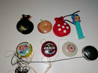LOT JUCARII 3 CASTANIETE , 4 YOYO SI UN PEZ foto