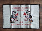 Peretar vechi cusut de mana pe panza groasa, cu 2 pisici si text in limba maghiara, 85cm x 55cm