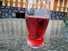 Vand vin rosu de casa foto